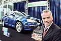 Stefan Jacoby, Amerika-Chef von Volkswagen, mit der Auszeichnung "Green Car of the Year 2009" für den Volkswagen Jetta TDI. Foto: UnitedPictures